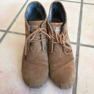 TOMS 8.5 suede wedge/boot
